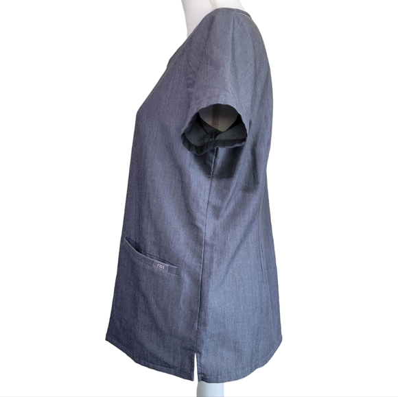 Figs Casma Three Pocket Scrub Top in Graphite - Picture 3 of 6